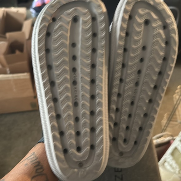 Women’s Slides - Picture 3 of 4